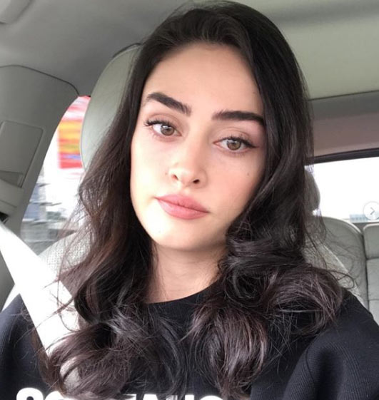 Esra Bilgiç saç rengi ve modelleri 2