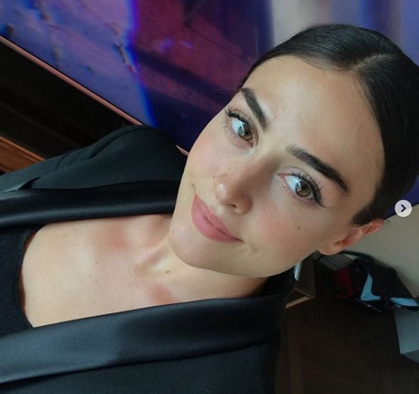 Esra Bilgiç saç rengi ve modelleri 5